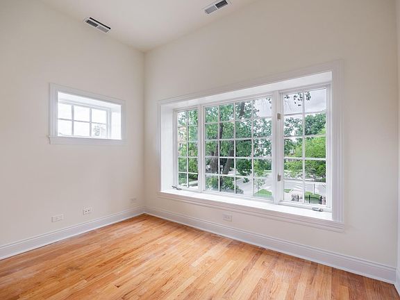 5th image of 3107 N Harding Ave #2E