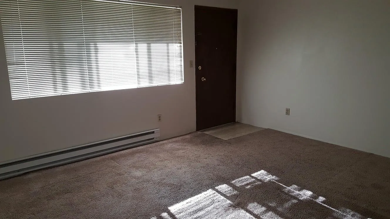 Alder Manor Apartments — Photo 3