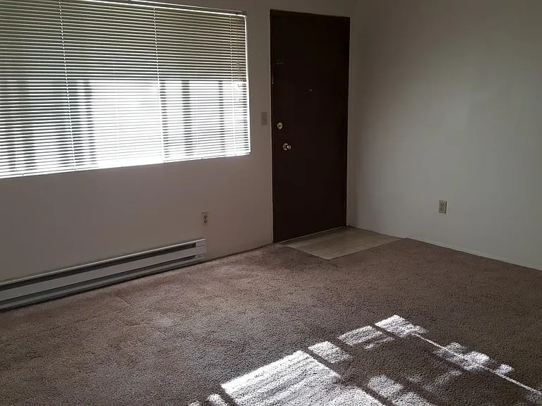 Alder Manor Apartments — Photo 3