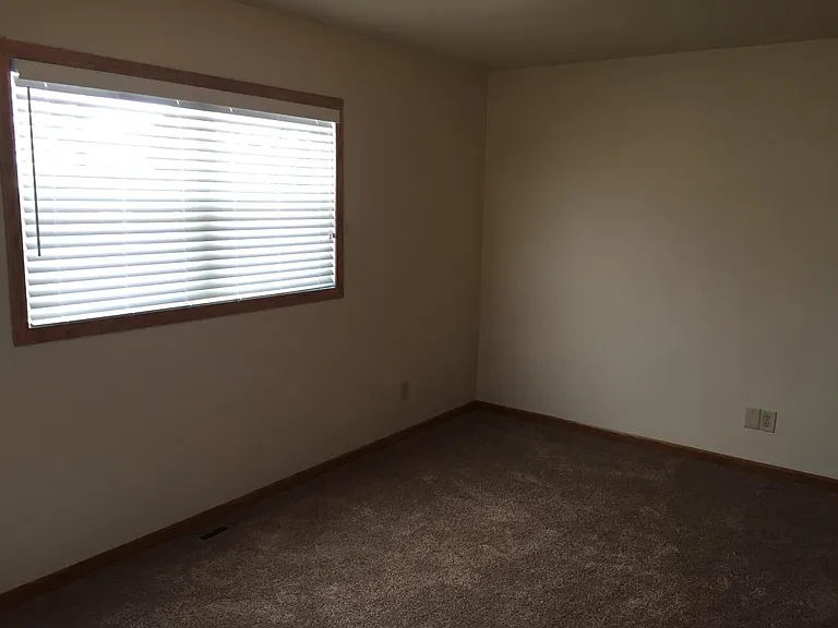 Master Bedroom (upstairs) - (16' x 13')