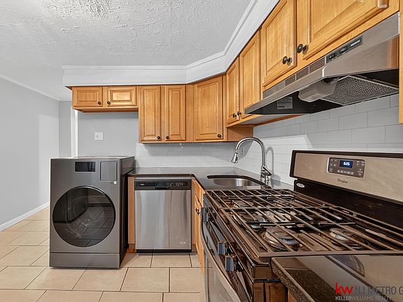 4th image of 98 Clendenny Ave #2