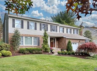 5 Herlihy Dr, Mahwah, NJ 07430