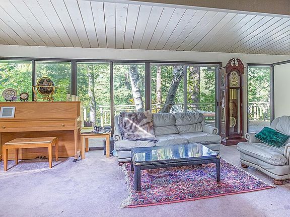 3rd image of 15943 Forest Hill Dr