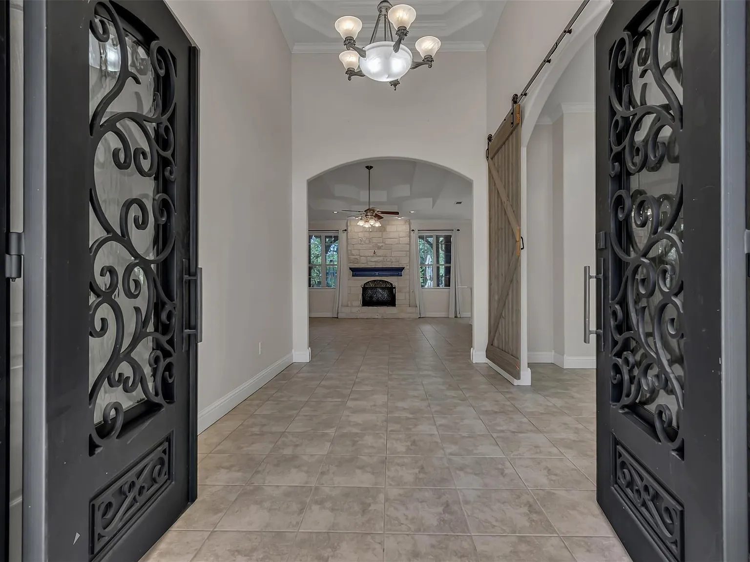 5 bed, 4.5 bath, 4651 sqft, $5,700 — Photo 4