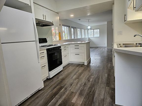 4th image of 2044 Maplecrest Dr