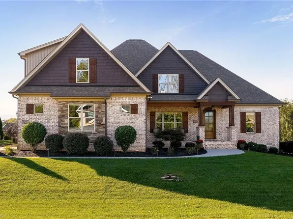 8011 Hacker Dr, Stokesdale, NC 27357