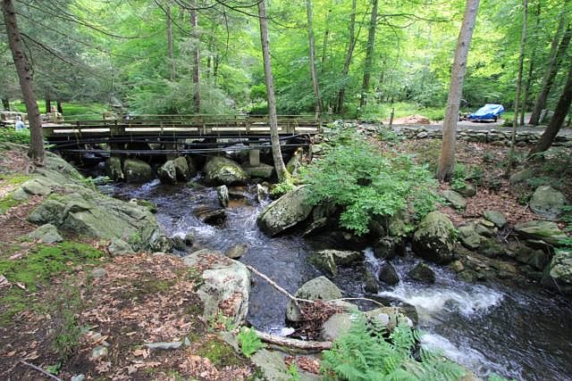 2nd image of 213 Bell Hollow Rd