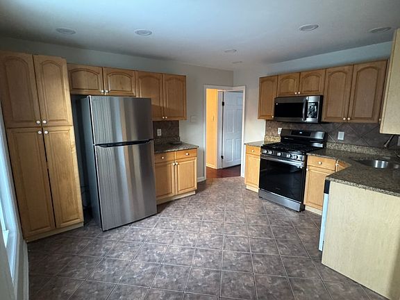 4th image of 85 Lawn Park Ave
