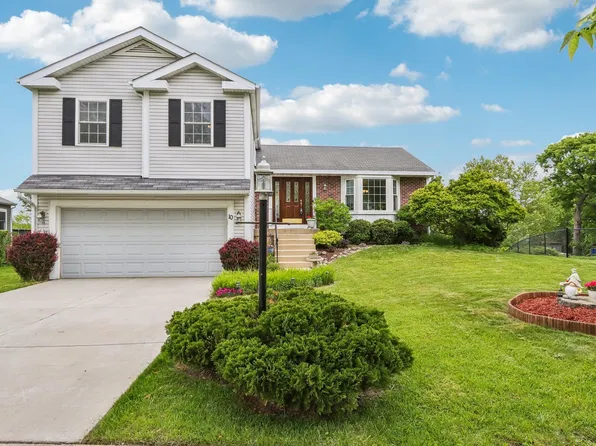 10 Sheffield Ct, Streamwood, IL 60107