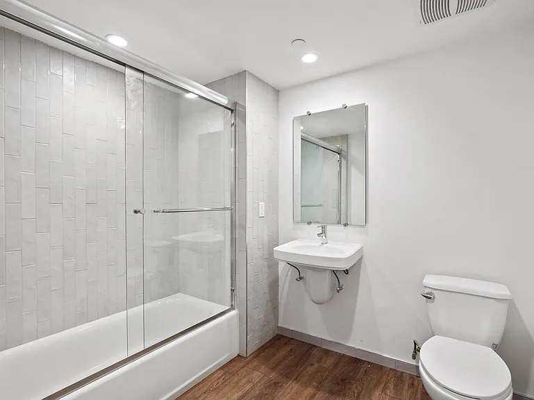 Bathroom with Shower Bath with Glass Door