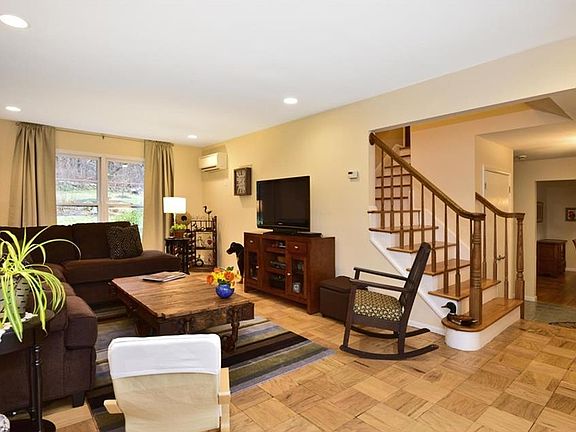 4th image of 21 Pinegrove Dr