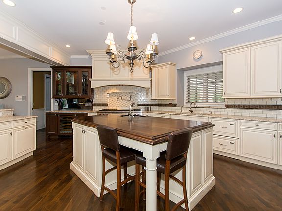 4th image of 905 Jenna Ct
