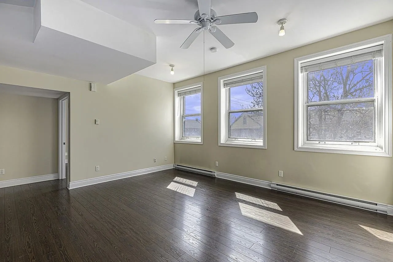 329 Johnson St Kingston — Photo 4