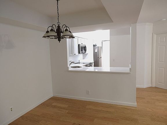 Dining area to kitchen