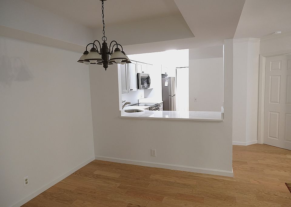 Dining area to kitchen