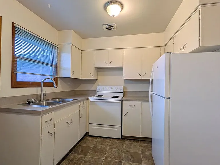 Bel Air Apartments — Photo 16