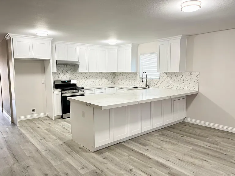 801 E Hood Ave — Photo 4