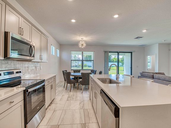 5th image of 1850 NE Ocean Dunes Drive