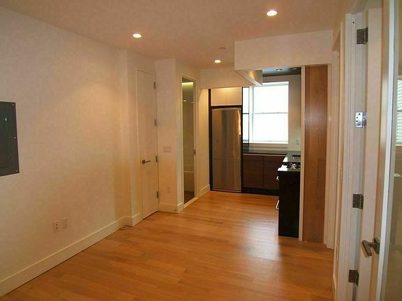 5th image of 827 Willoughby Ave #2F