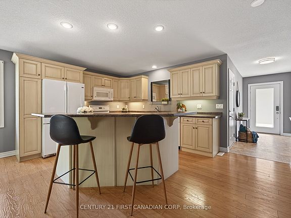 5th image of 171 Francis St