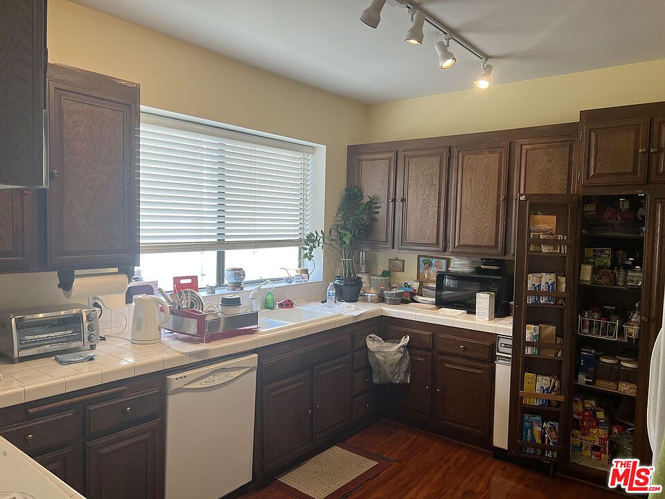2nd image of 17707 Magnolia Blvd