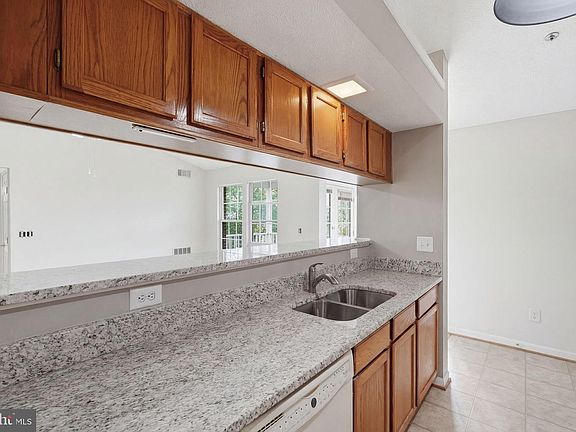 5th image of 3560 Sherbrooke Cir APT 302