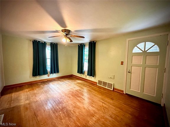 5th image of 667 Meadowbrook Ave SE
