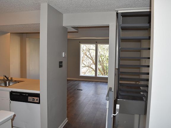 3rd image of 7301 Pebblestone Dr APT A