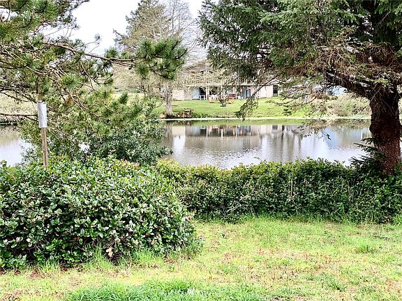 4th image of 681 Island Cir SE