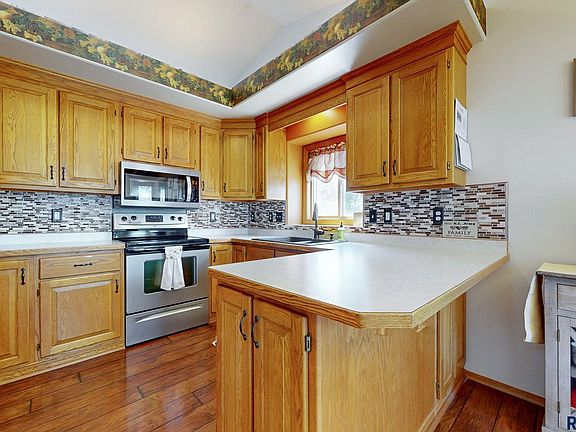 4th image of 204 N La Salle Ave