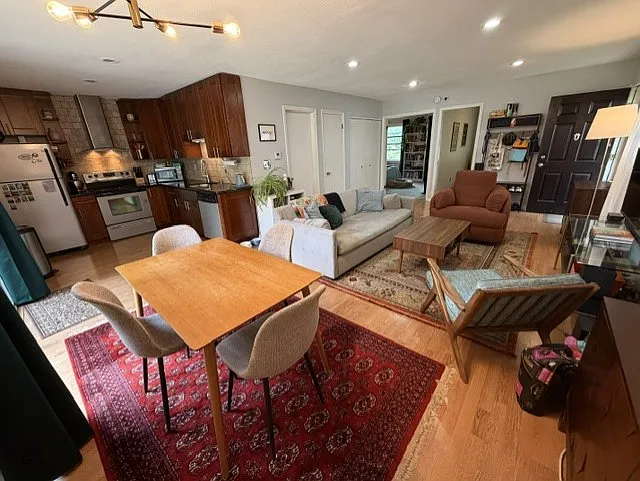 33 Charleston Ave — Photo 7