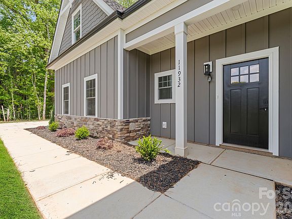 3rd image of 11932 Crabapple Ln