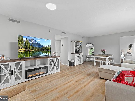 5th image of 1300 Army Navy Dr APT 320