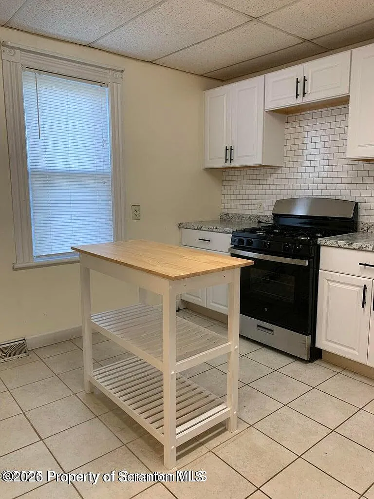 3 bed, 1.0 bath, 1204 sqft, $1,200 — Photo 3