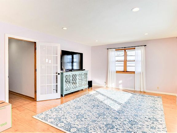 3rd image of 1052 S Oak Ave