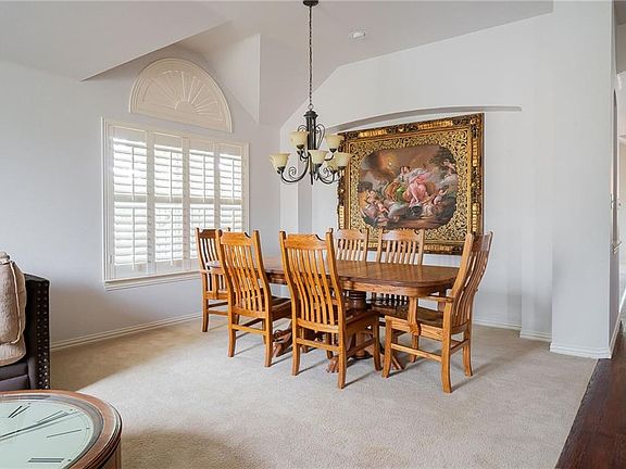 5th image of 906 Fountain Dr