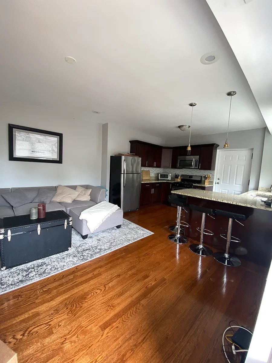 Building Photo - 6309 N Albany Ave #2A