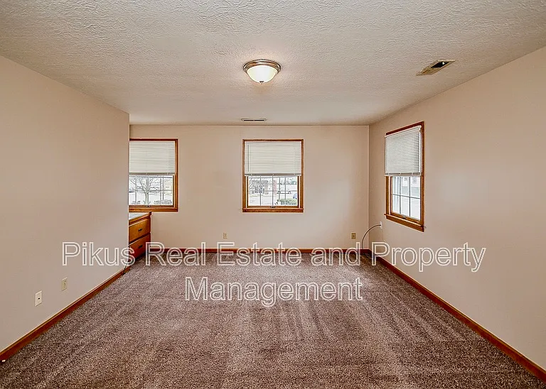 713 N Main St — Photo 5