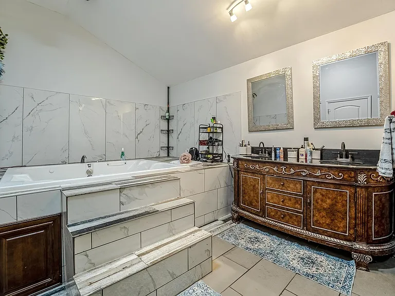 301 N Thomson Ave — Photo 17