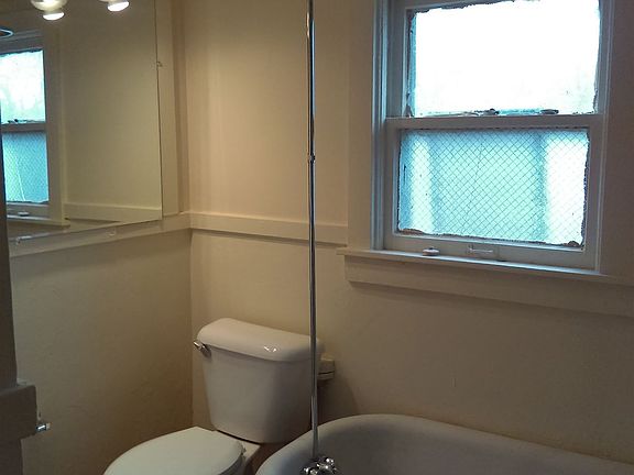 603 Bryant bathroom