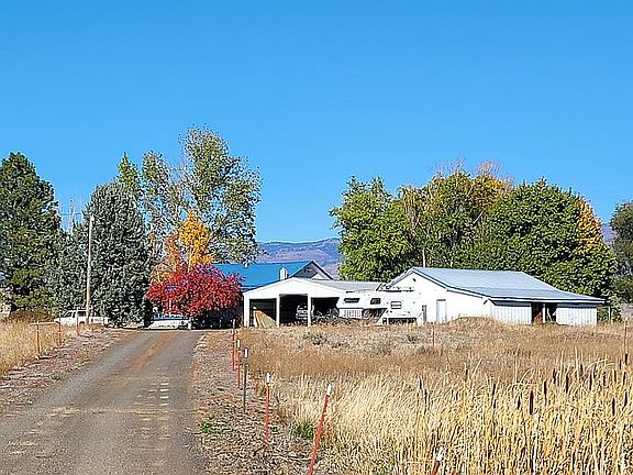 Private drive from paved rd