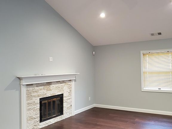 3rd image of 902 Fox Hollow Ct