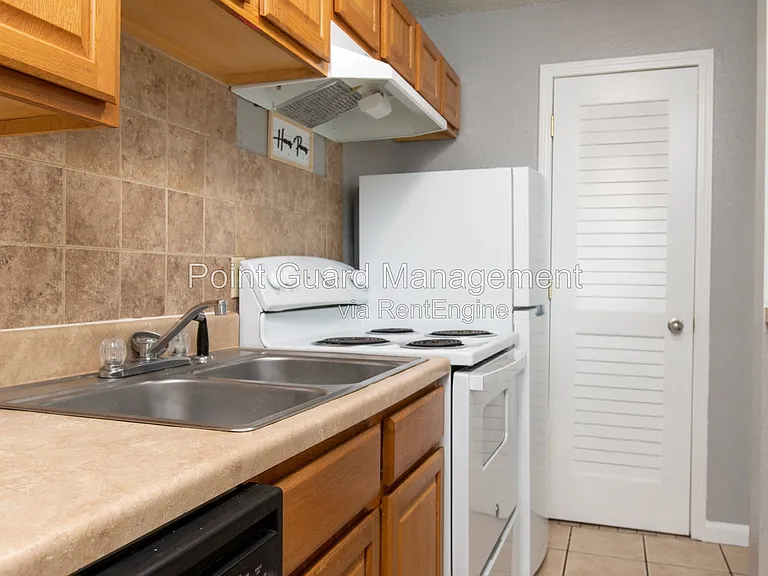 2228 S Oliver Ave — Photo 12