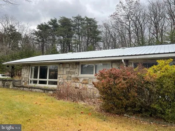 218 Vernon St, Berkeley Springs, WV 25411