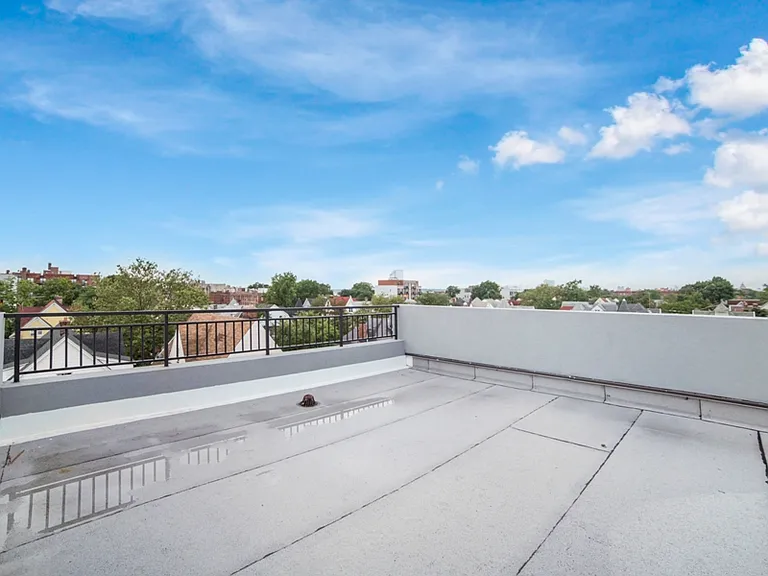 860 E 35th St #4 — Photo 13