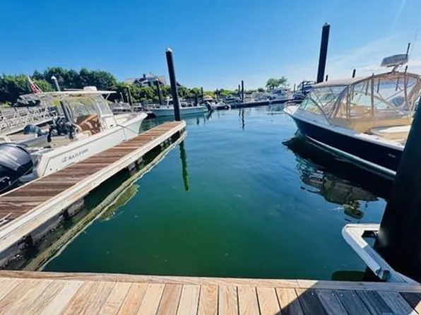 379 Willow Ln #14S, Portsmouth, RI 02871