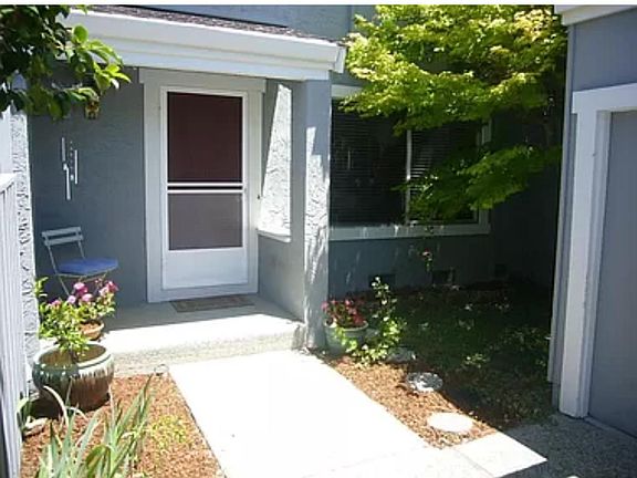 Cozy entrance. Note: The exterior has been repainted since this photo was taken.