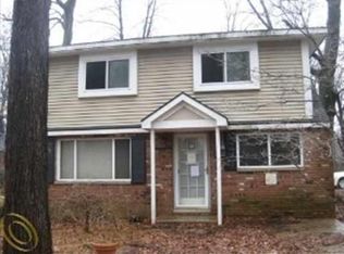 1704 Lyka St, Commerce Township, MI 48382