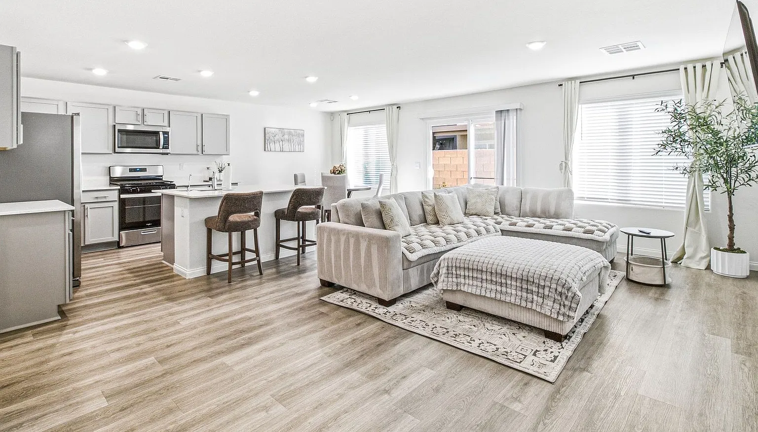 Furnished 4-Bedroom Home with Loft — Photo 3