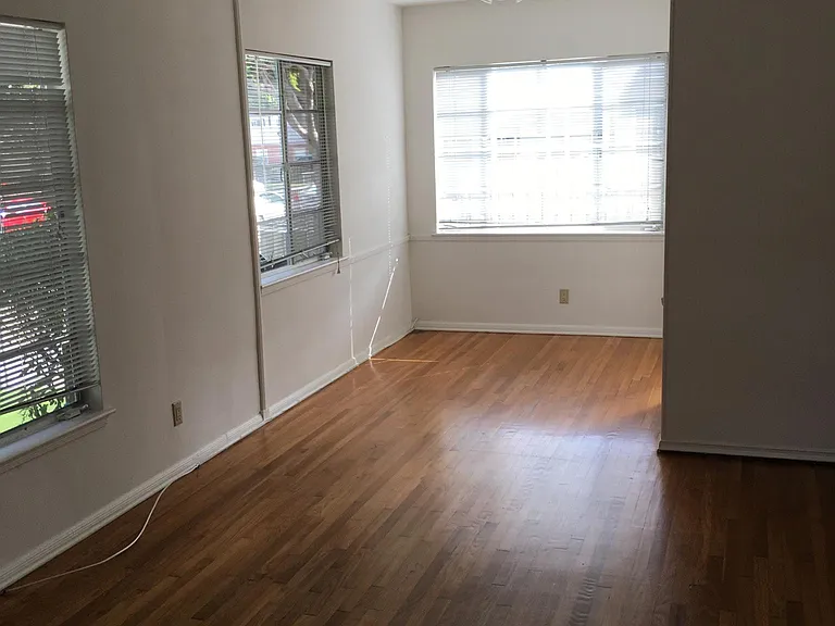 2407 Oak St — Photo 6
